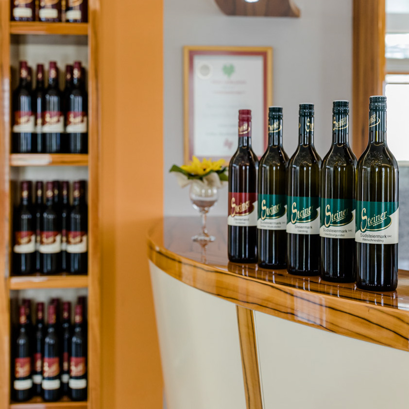Weinflaschen auf der Theke im Weingut Steiner - Foto @ Karin Bergmann