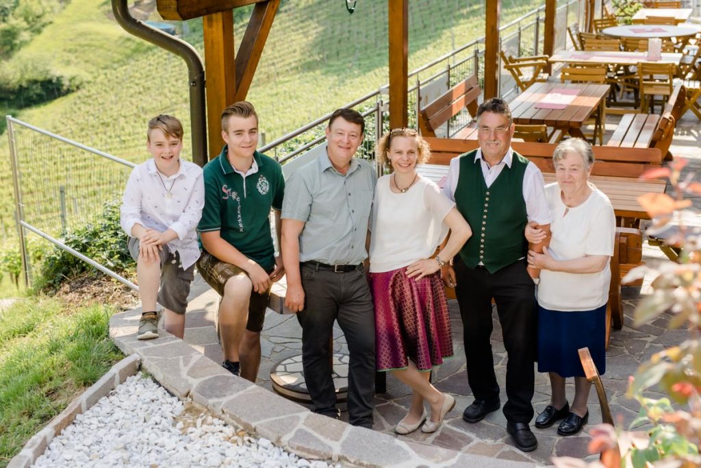 Familie Steiner auf der Buschenschank-Terrasse :: Foto © Karin Bergmann